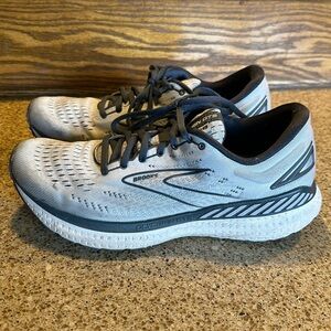 Great pair of Brooks running shoes Glycerin 19